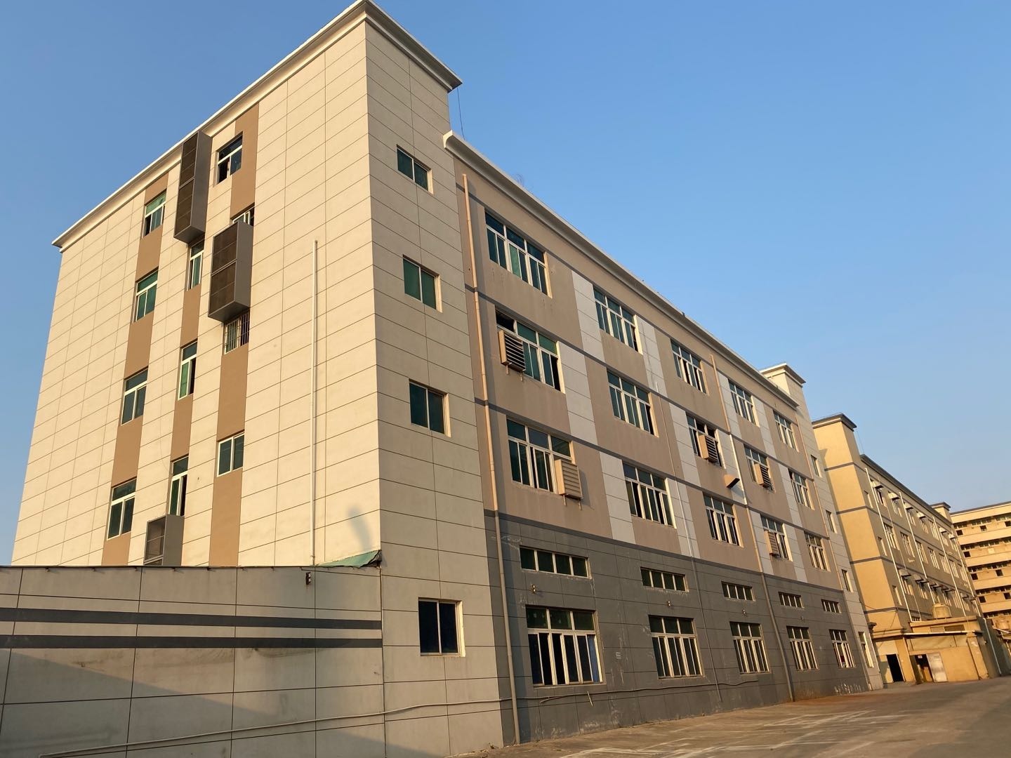 亿欧国际科技园 - 深圳宝安区写字楼出租 · 实景图 1