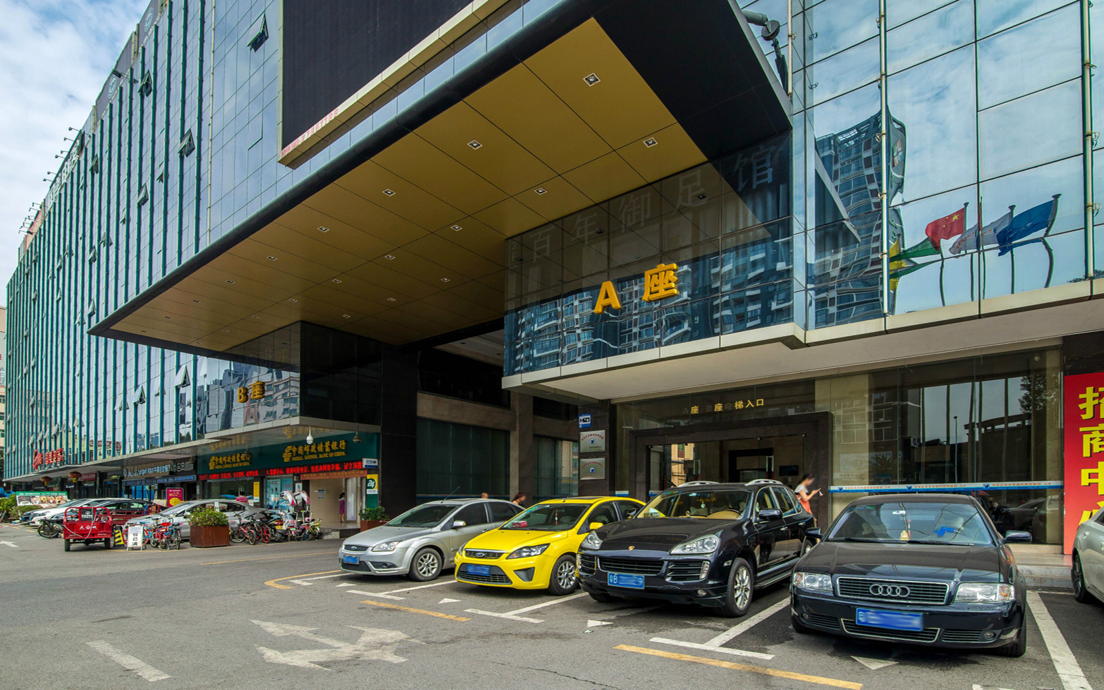 名优工业产品展示采购中心 - 深圳宝安区写字楼出租 · 实景图 1