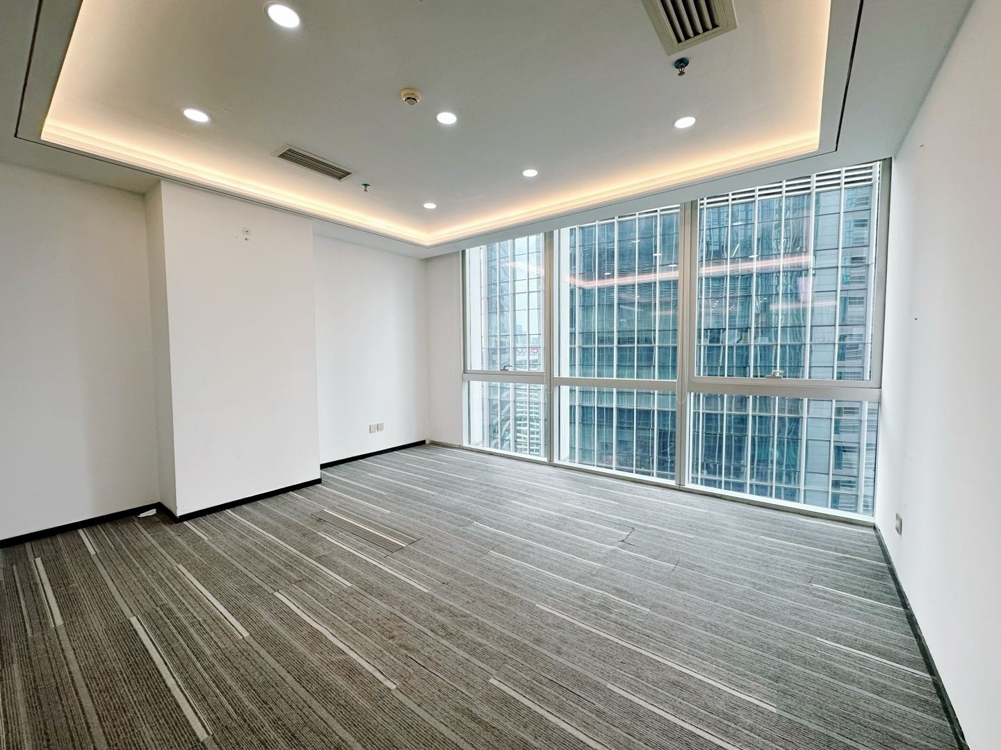 大冲商务中心543平米精装办公室出租_科技园 - 办公空间资料图 5 大冲商务中心 办公室隔间
