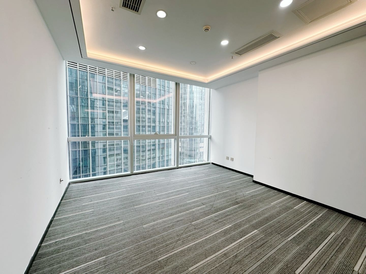 大冲商务中心543平米精装办公室出租_科技园 - 办公空间资料图 4 大冲商务中心 办公室隔间