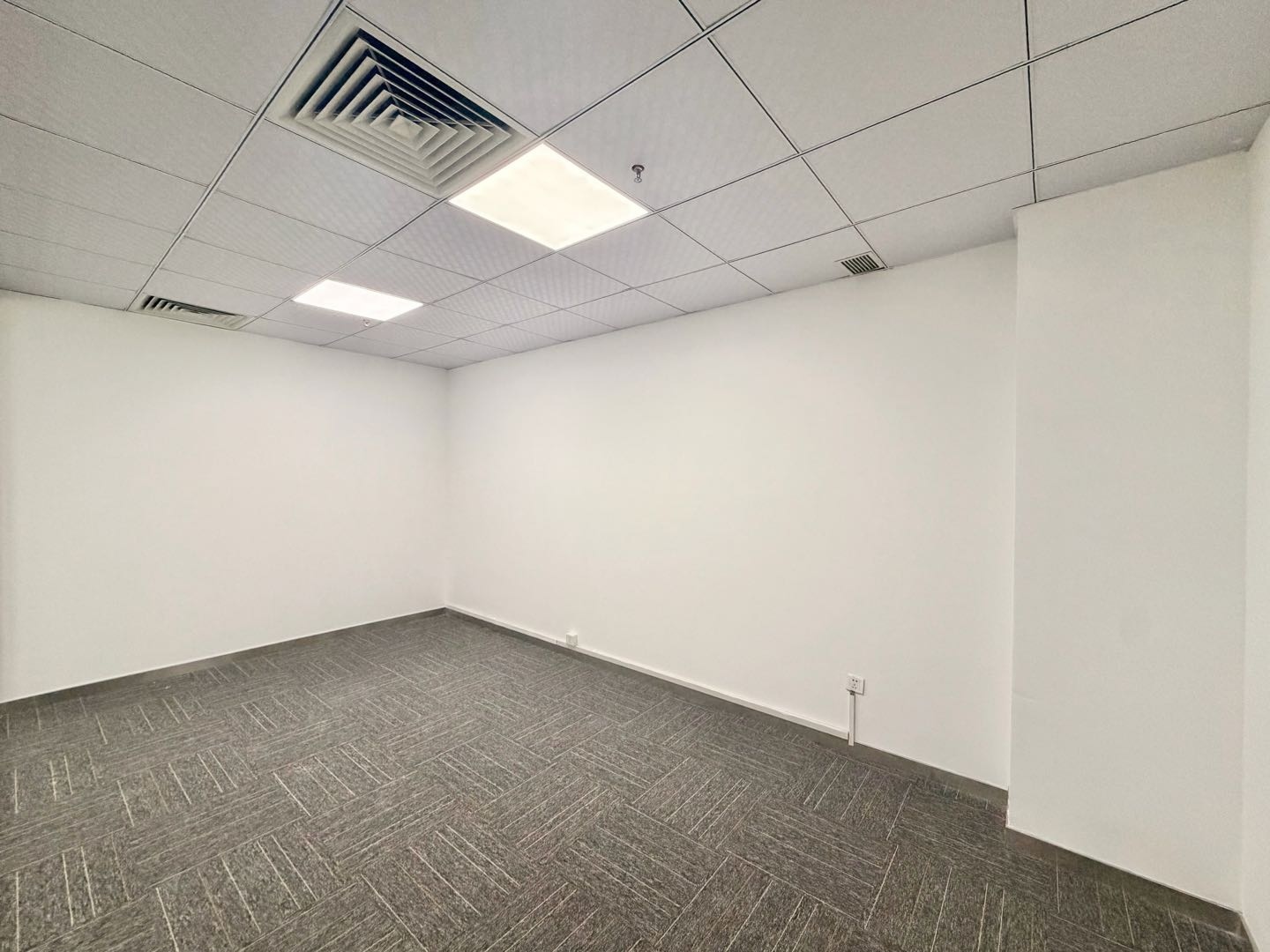 兰光科技大厦216平米精装办公室出租_科技园 - 办公空间资料图 4 兰光科技大厦 办公室隔间