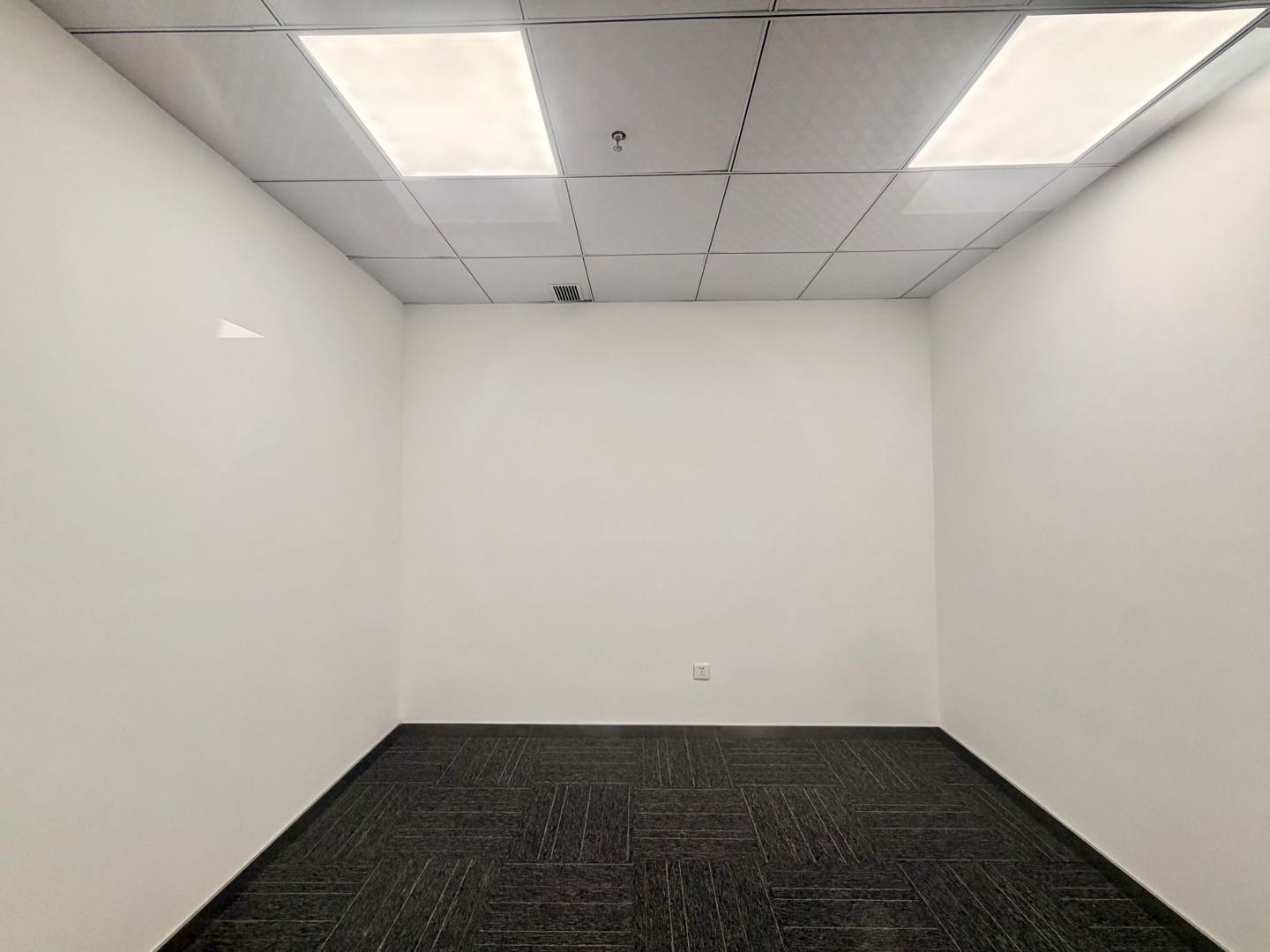 兰光科技大厦216平米精装办公室出租_科技园 - 办公空间资料图 3 兰光科技大厦 办公室隔间