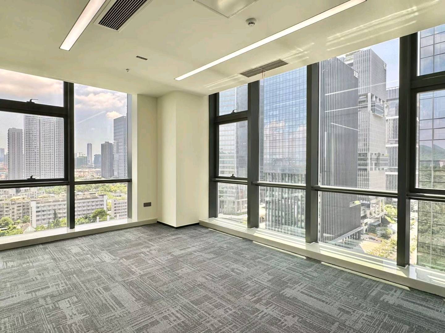 光峰科技大厦238平米豪装办公室出租_西丽 - 办公空间资料图 6 光峰科技大厦 办公室隔间