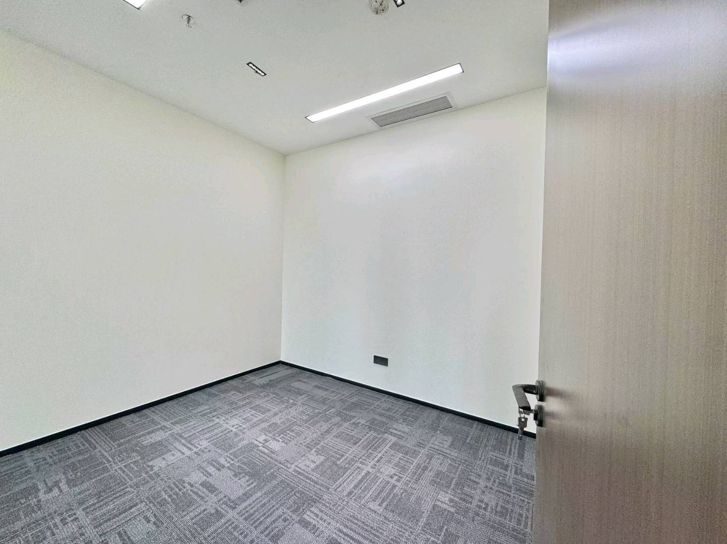 光峰科技大厦238平米豪装办公室出租_西丽 - 办公空间资料图 7 光峰科技大厦 办公室隔间