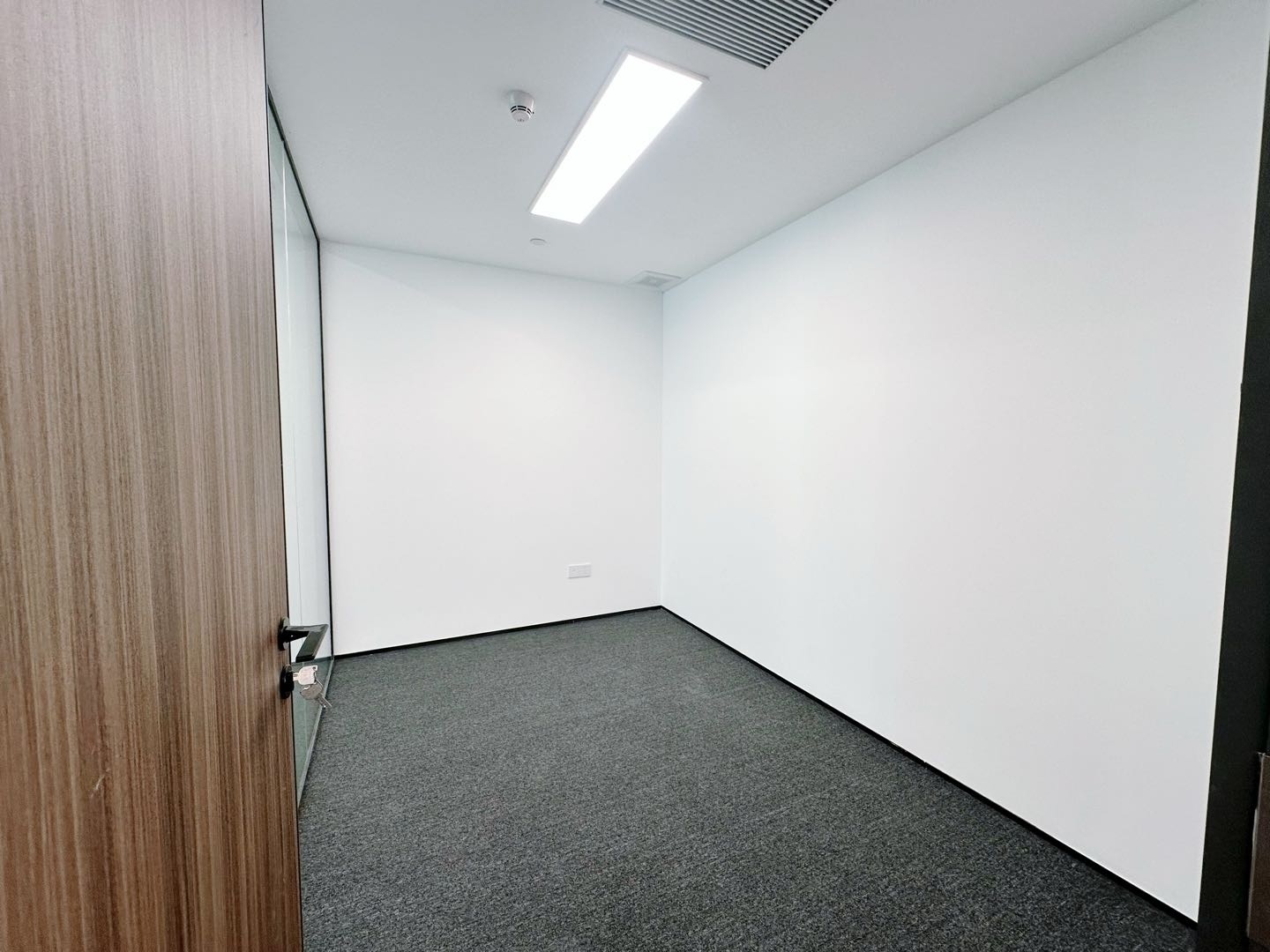 岭南大厦149平米精装办公室出租_香蜜湖 - 办公空间资料图 4 岭南大厦 办公室隔间