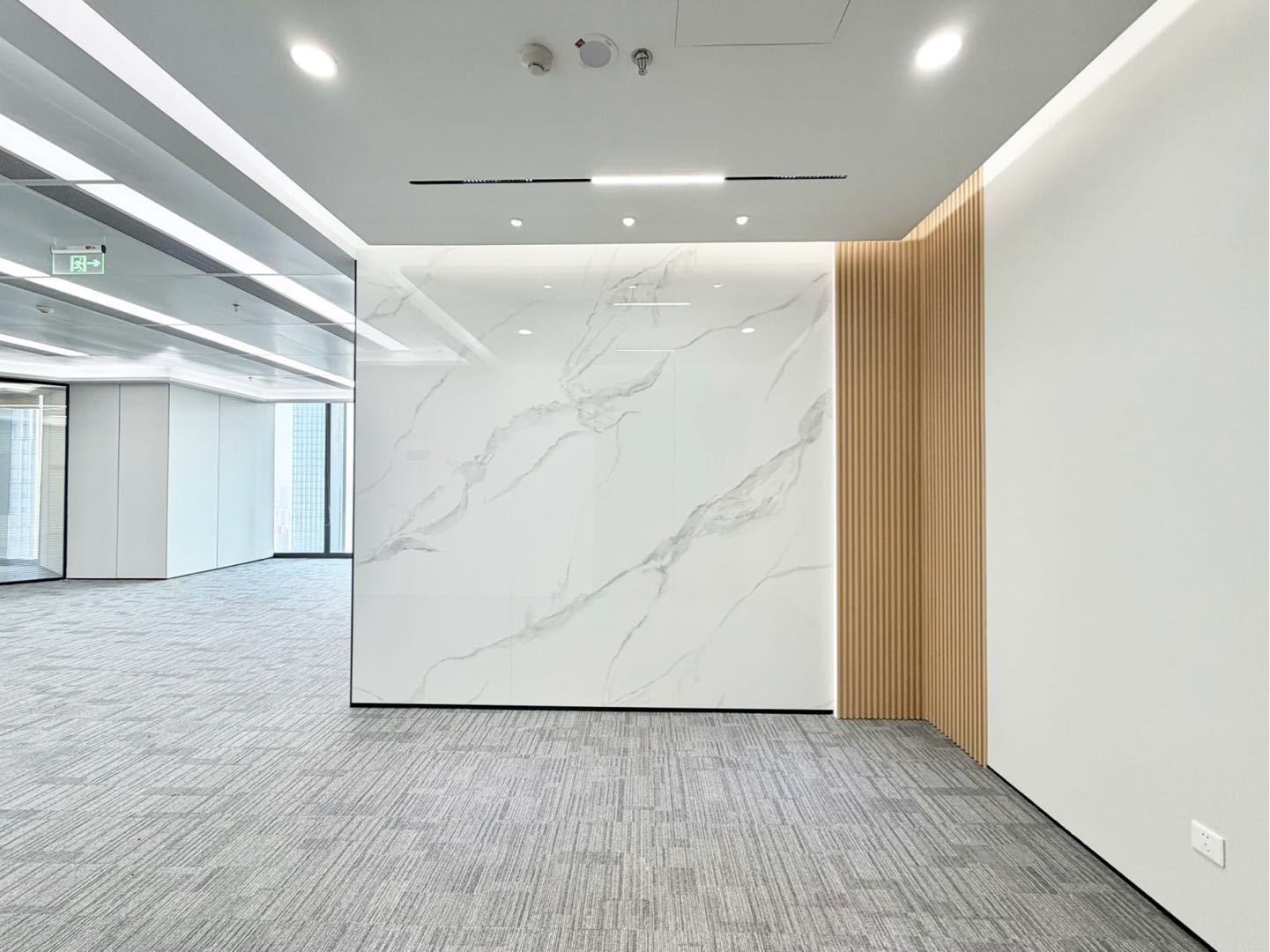 前海鸿荣源中心280平米豪装办公室出租_前海 - 办公空间资料图 2 前海鸿荣源中心 前台