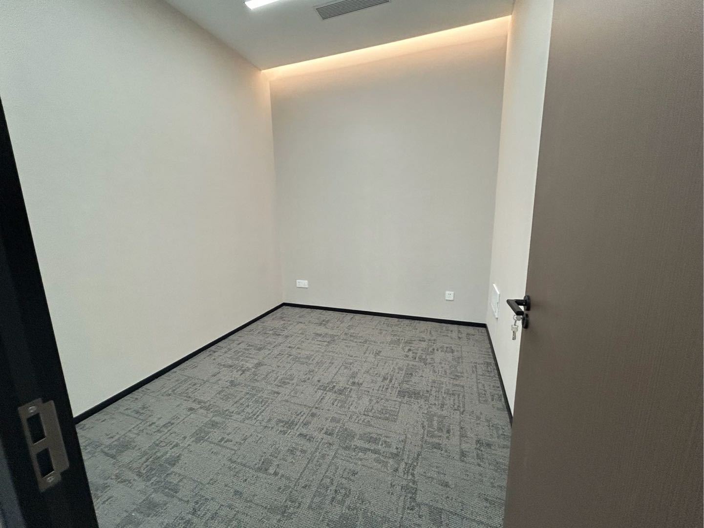 勤诚达大厦258平米豪装办公室出租_新安 - 办公空间资料图 4 勤诚达大厦 办公室隔间