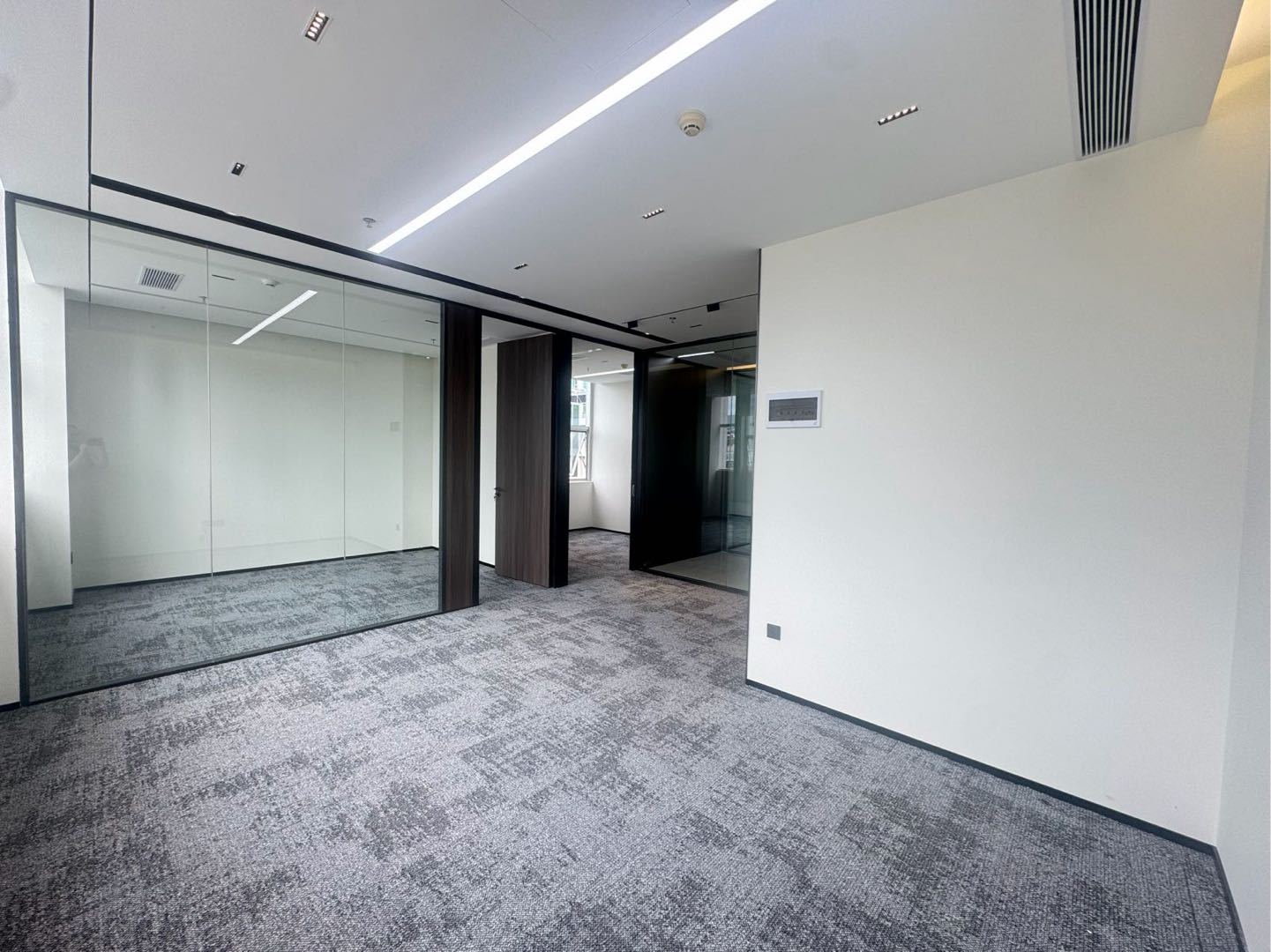 惠恒大厦115平米精装办公室出租_科技园 - 惠恒大厦写字楼出租户型 · 实景图 1